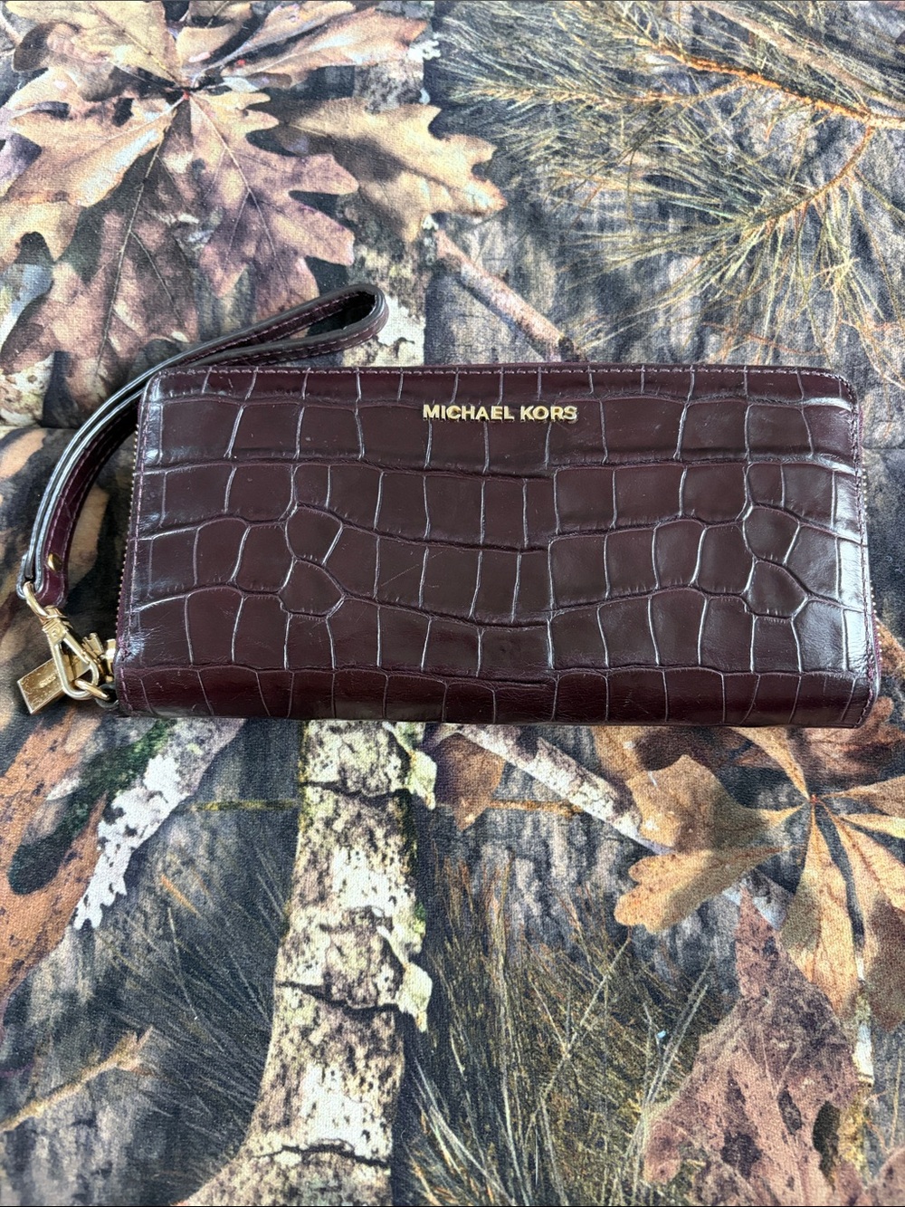 MICHAEL KORS Burgundy Croc-Embossed Wristlet Card Holder with Gold Hardware